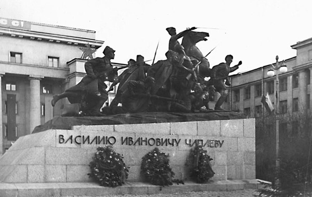 памятник Чапаеву